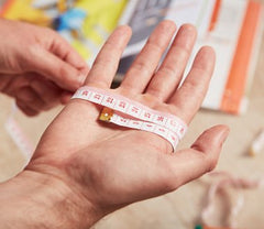 Mesure de la main avec un mètre ruban