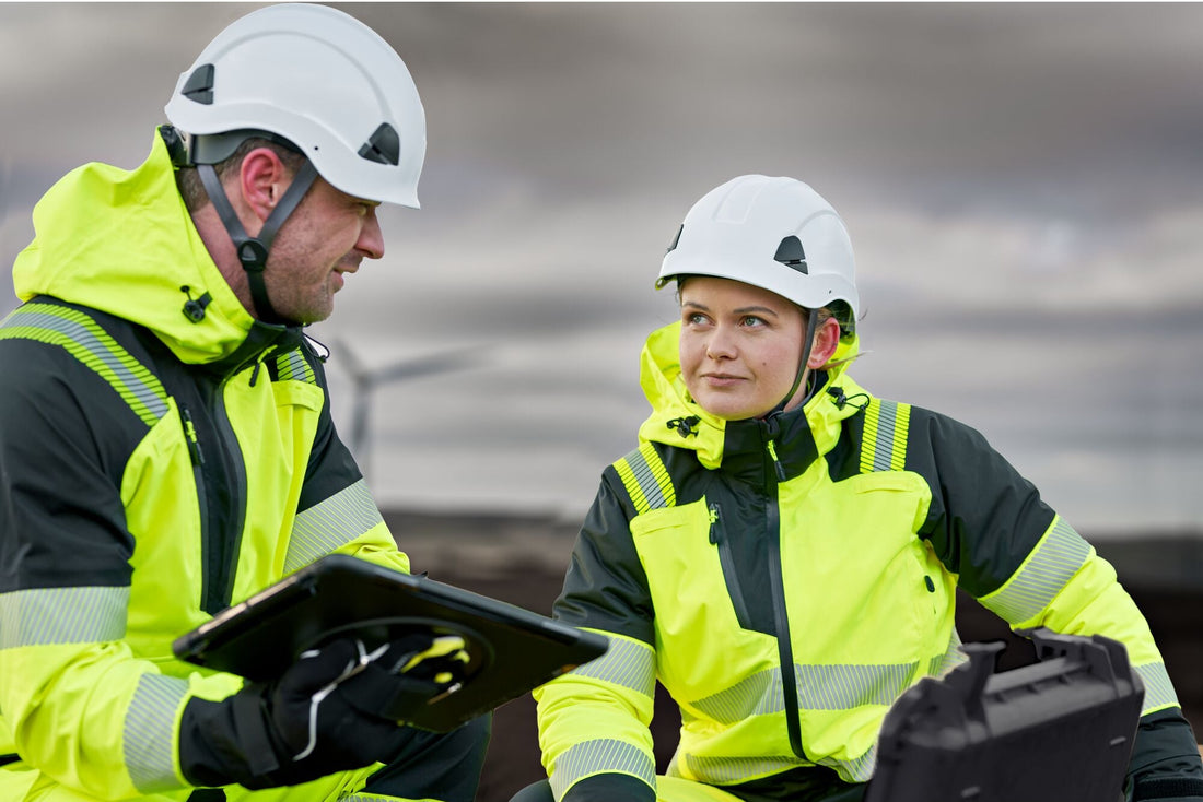 Deux techniciens en veste de pluie T161 et parka T162 haute visibilité PW3